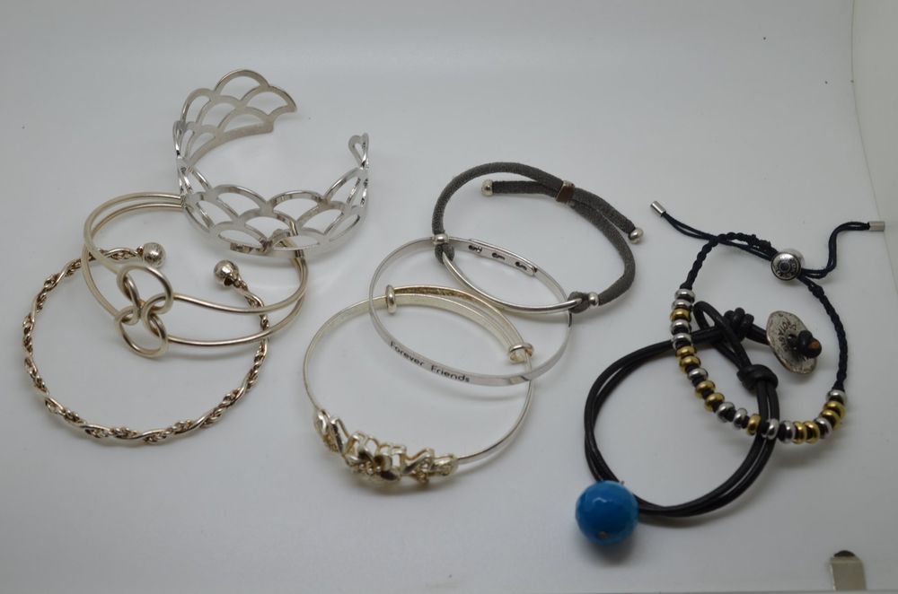 Lot De 2 Bracelets En Métal Dont Un Charles Jourdan - Bijoux Occasion