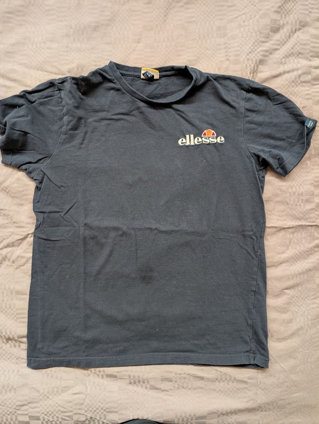 Ellesse T-shirt: T-shirt Ellesse taille M – Usato da Blignou (Ayent) venduto da dyl_yxb5