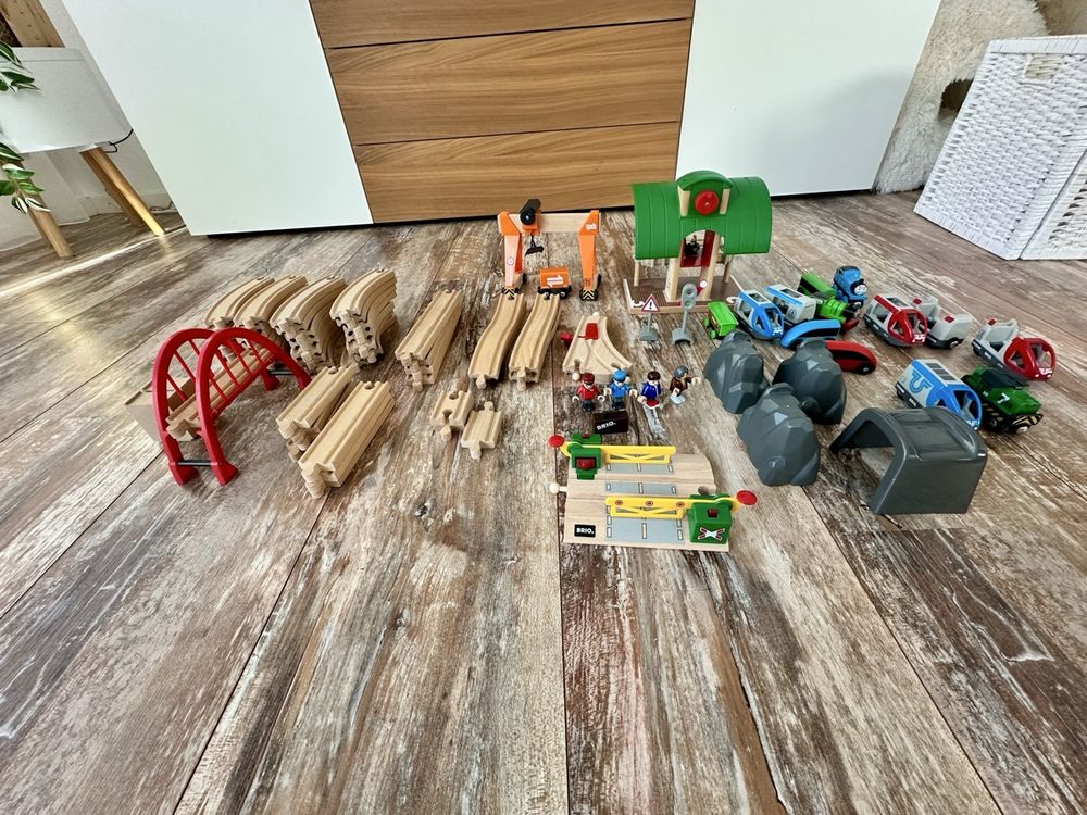 Brio Eisenbahn Set, viel Zubehör! Für kleine Lokifahrer! (Gebraucht) in ...