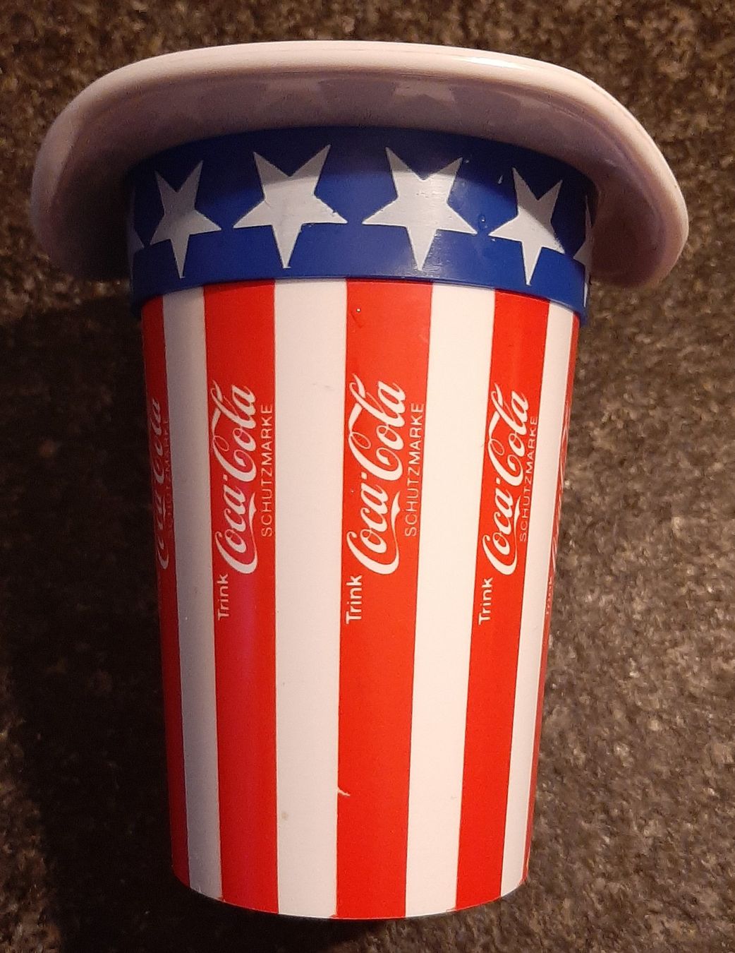Coca-Cola Bicchieri: Verre Coca-Cola chapeau – Usato da Montet (Glâne) venduto da Koada2 1