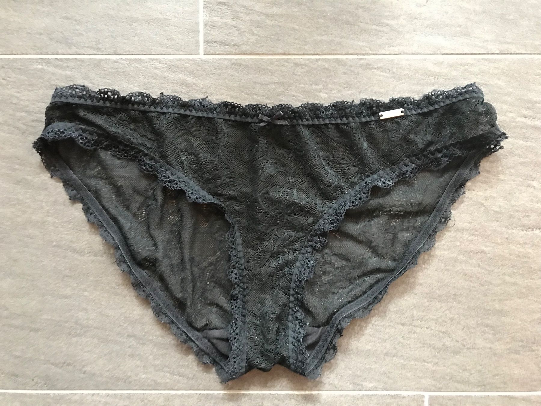 Altra biancheria intima: SLIP - SCHWARZ - DURCHSICHTIG - SPITZE - GRÖSSE L - NEU – Nuovo (secondo la descrizione) da Buchs AG venduto da fischli610