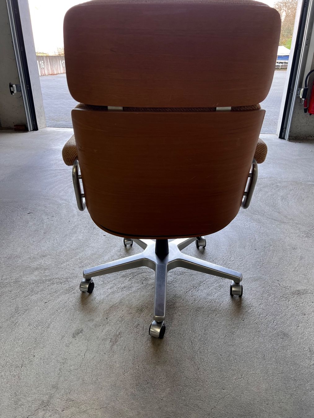 Giroflex Poltrone: CHEFBÜROSESSEL - GIROFLEX Version des Eames Lounge Chairs. – Usato da Ermatingen venduto da DEESSEM 3