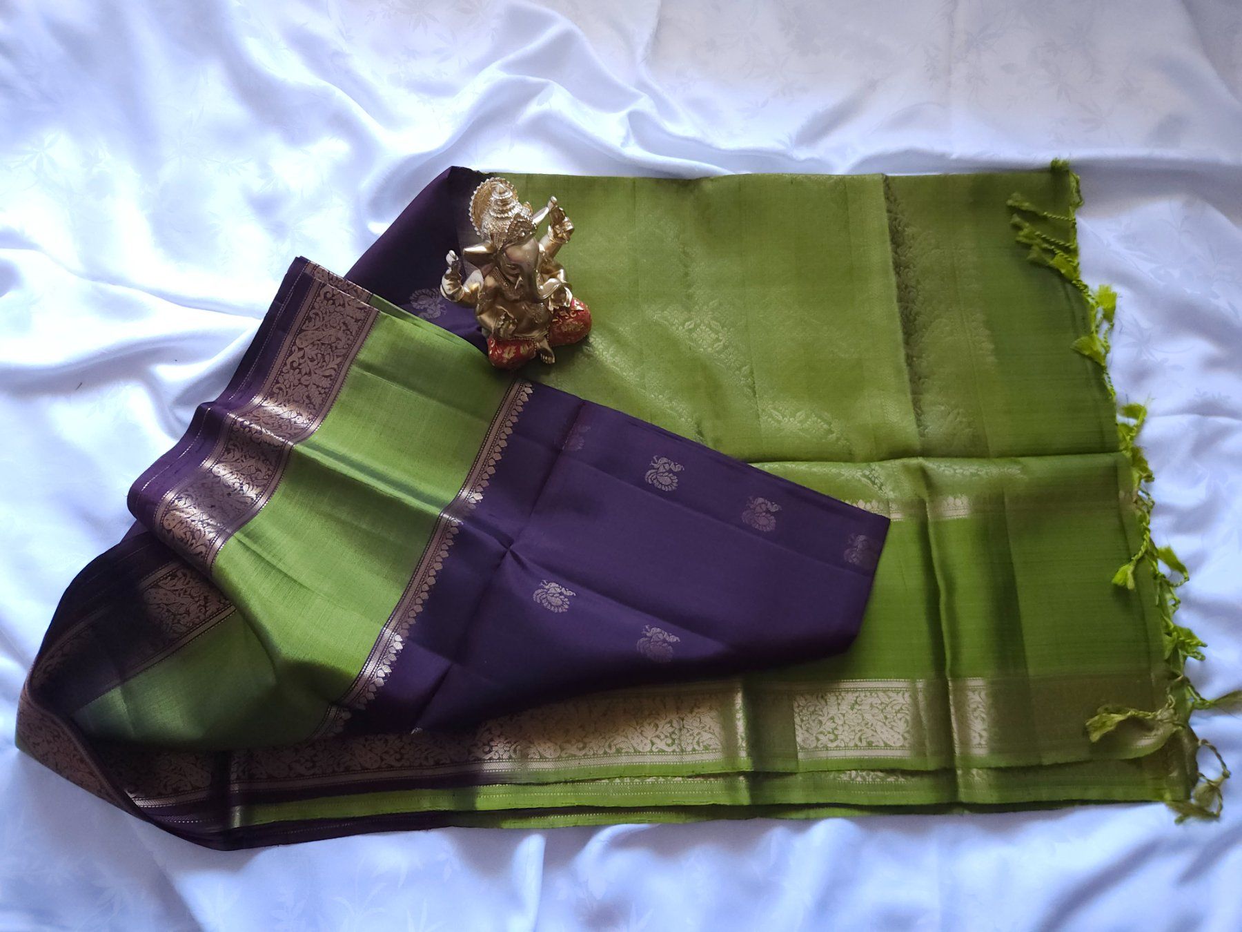 Vestiti: Pure soft silk saree green and maroon NEW – Nuovo e nell'imballaggio originale da Les Acacias venduto da minnie6 2