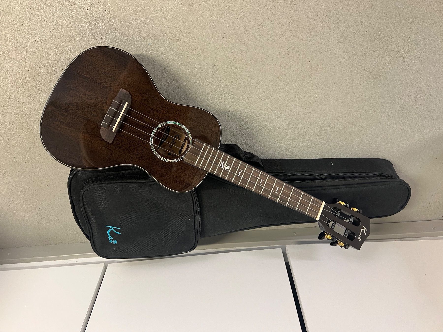 Kai Ukulele Strumenti musicali: Ukulele Kai mit Tasche guter Zustand – Nuovo (secondo la descrizione) da Auslikon venduto da Jens0607