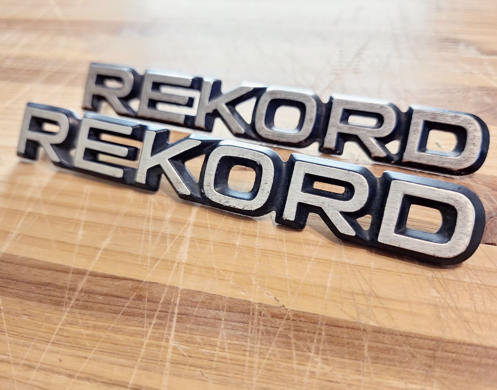 Opel Tutti pezzi di ricambio auto: Opel Rekord Old/Youngtimer Emblem – Usato da Triesen venduto da BLACKSHEEP75 1