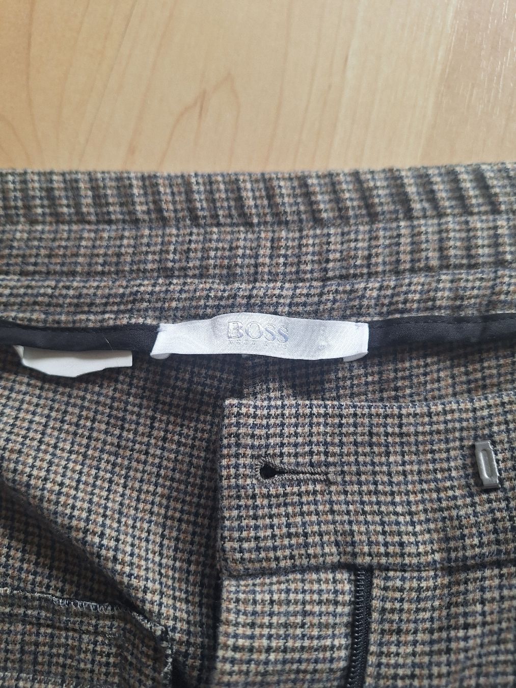 Hugo Boss Pantaloni: Bequeme braune Hose von Boss – Usato da Zürich venduto da Zelda14 2