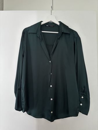 Zara Seidenbluse, dunkles Grün, Grösse M – Herbst Chic!