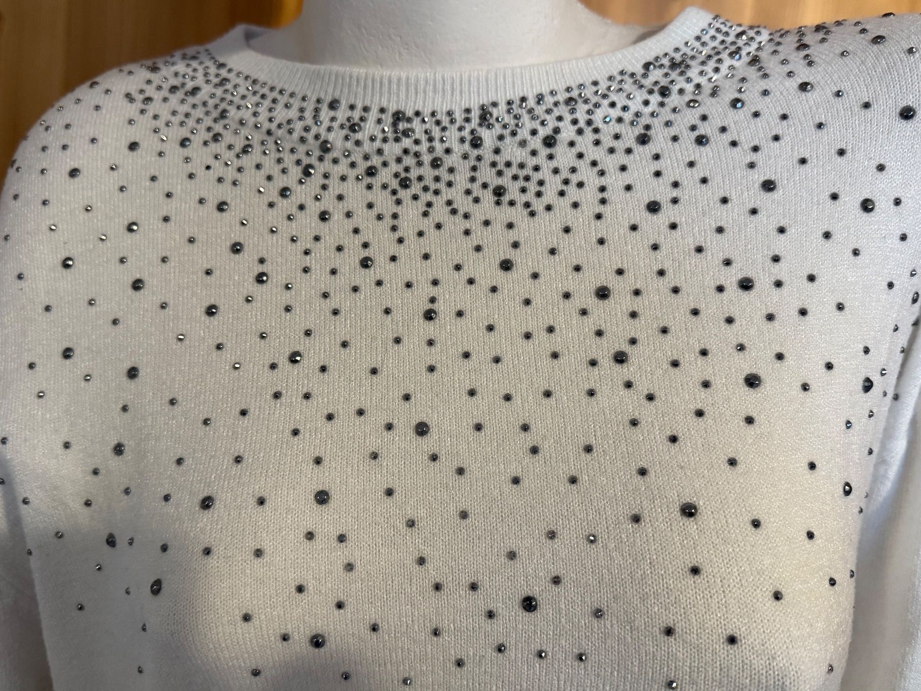 Pulls & Sweat-shirts: Edler, weisser Strickpullover mit Schmucksteinen, Gr. M – D'occasion à Hundwil par Sandysan1702 2