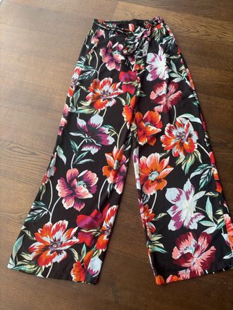 Stradivarius Culotte Hose Blumenmuster Grösse S neu