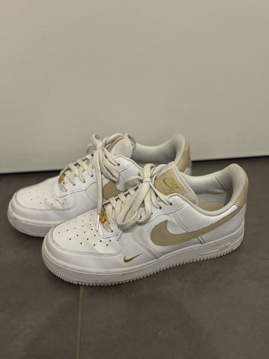 Nike Herrenschuhe: Beige Nike Air force 1 07 Gr. 39 – Gebraucht aus Lyss von frostis