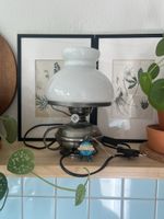 Vintage Elektrolampe im Petroleum-Stil aus Zinn – Opalglas