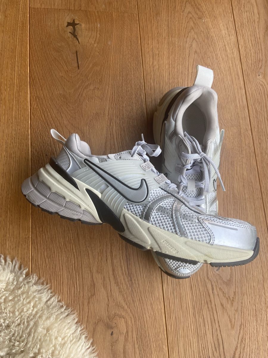 Nike Chaussures hommes: Nike V2K Run, Silber, Grösse 40.5 – D'occasion à Basel par simren02 1
