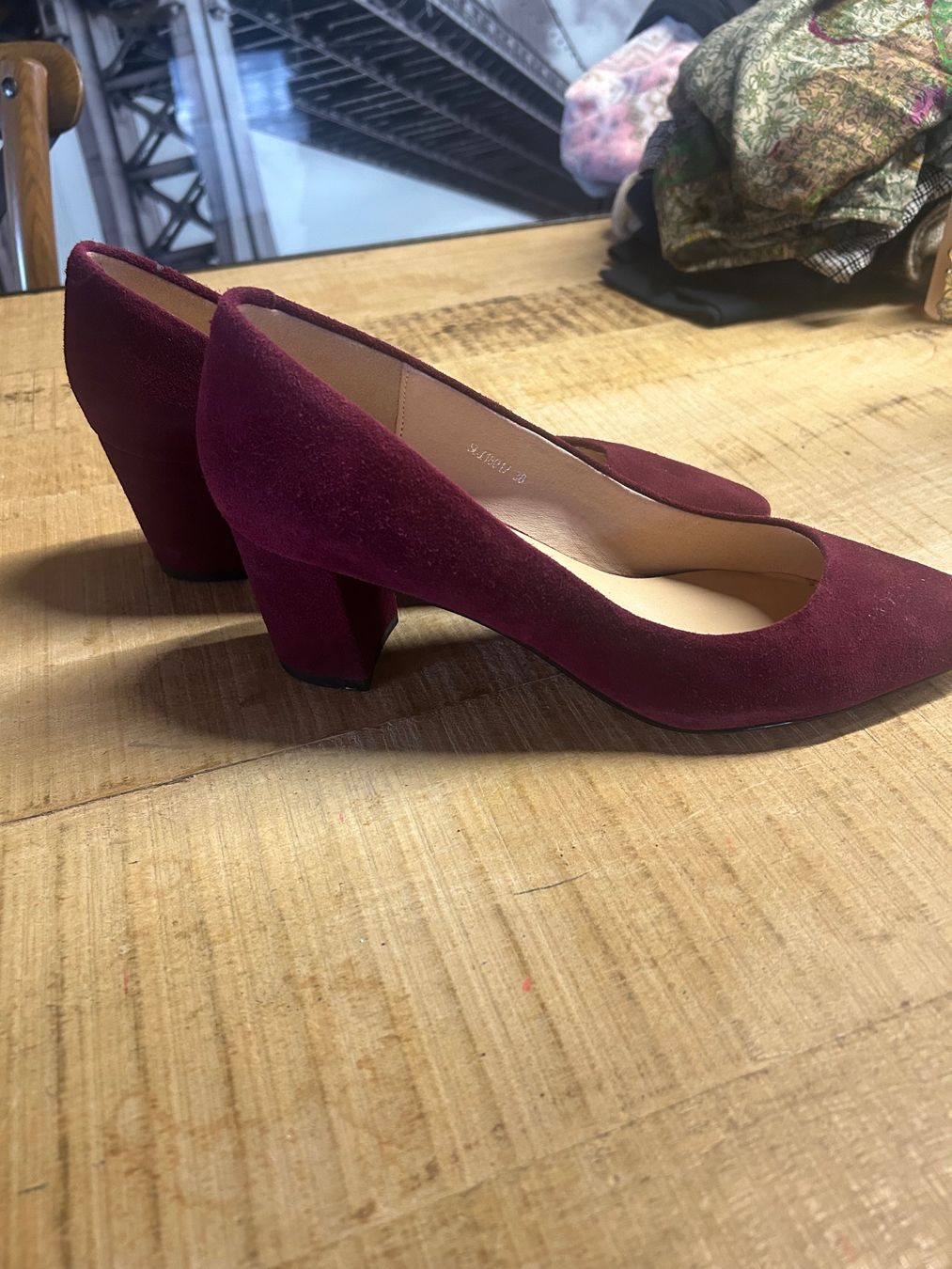 Scarpe da donna: Chaussures en cuir en daim – Usato da Val-d'Illiez venduto da Dombou 1