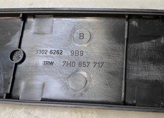 Volkswagen Tutti pezzi di ricambio auto: Gurt-Abdeckung VW Transporter (7H0857717) – Usato da Alpnach-Dorf venduto da Hess-Automobile 2