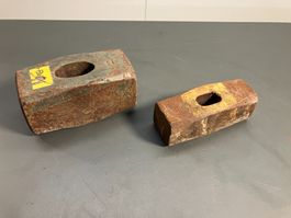 2St Gusseisen Hammerköpfe ca. 4.5kg und 2.5kg ab 1.-