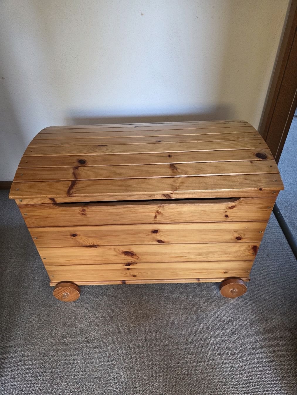 Truhen: Holztruhe mit Rollen, Top Zustand! – Gebraucht aus Rothrist von rsu_96pl