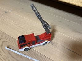 Feuerwehrleiterwagen mit ausfahrbarer Leiter