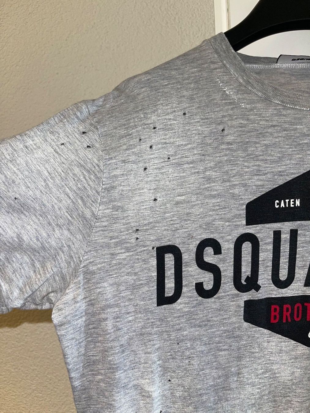 T-shirt: DSQUARED 2  T-shirt – Usato da Reinach BL venduto da K.zh.A 2