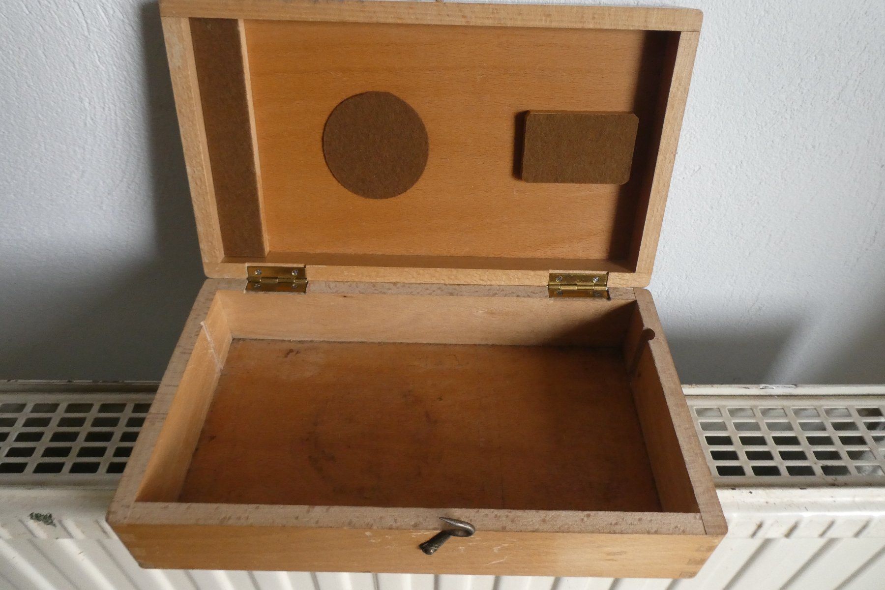 Dosen: Boite pour appareil  mécanique – Gebraucht aus Fontaines NE von  3