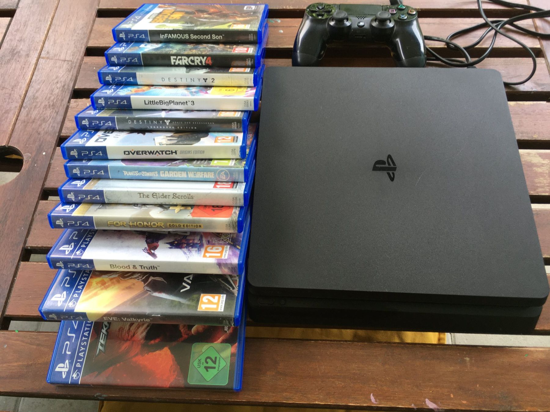 Sony Console: PS4 Konsole + 12 Spiele - inkl. 1 Controller – Usato da St.Gallen venduto da sjosjo