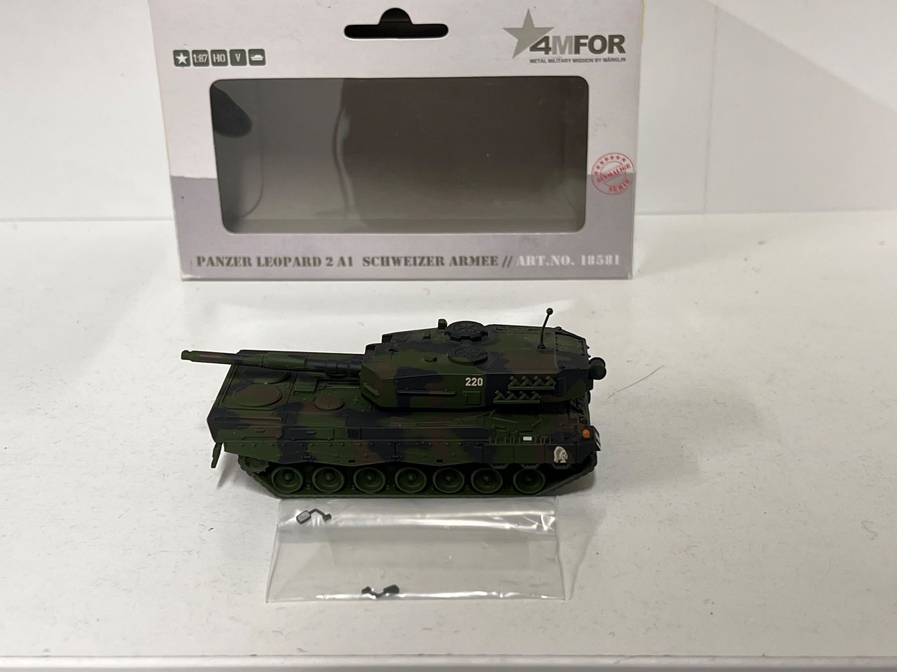 Modellini di ferrovie: 4MFOR BY MÄRKLIN ART 18581 PANZER LEOPARD 2 SCHWEIZER ARMEE – Usato da Neuenhof venduto da ludovicco 2