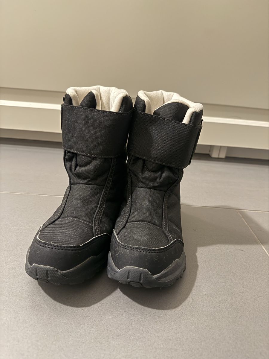 Scarpe per ragazze: Kinder Winterstiefel Essentiel schwarz Grösse 33 gebraucht – Usato da Obfelden venduto da cha_96n8