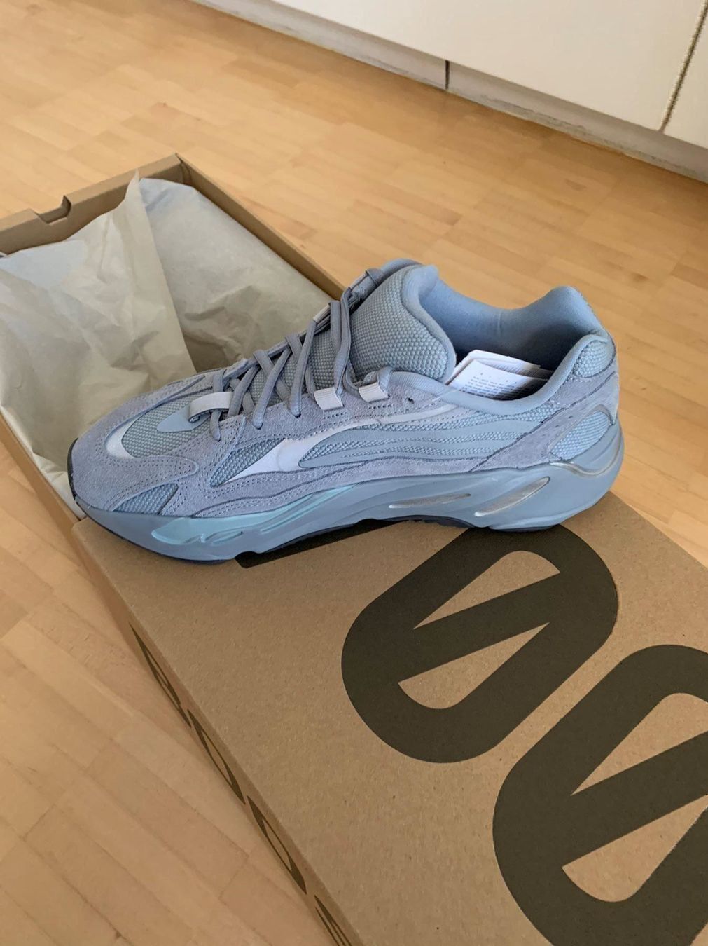 Herrenschuhe: Yeezy Boost 700 V2 Hospital Blue size 44 – Neu und originalverpackt aus Küsnacht ZH von Matrix1977