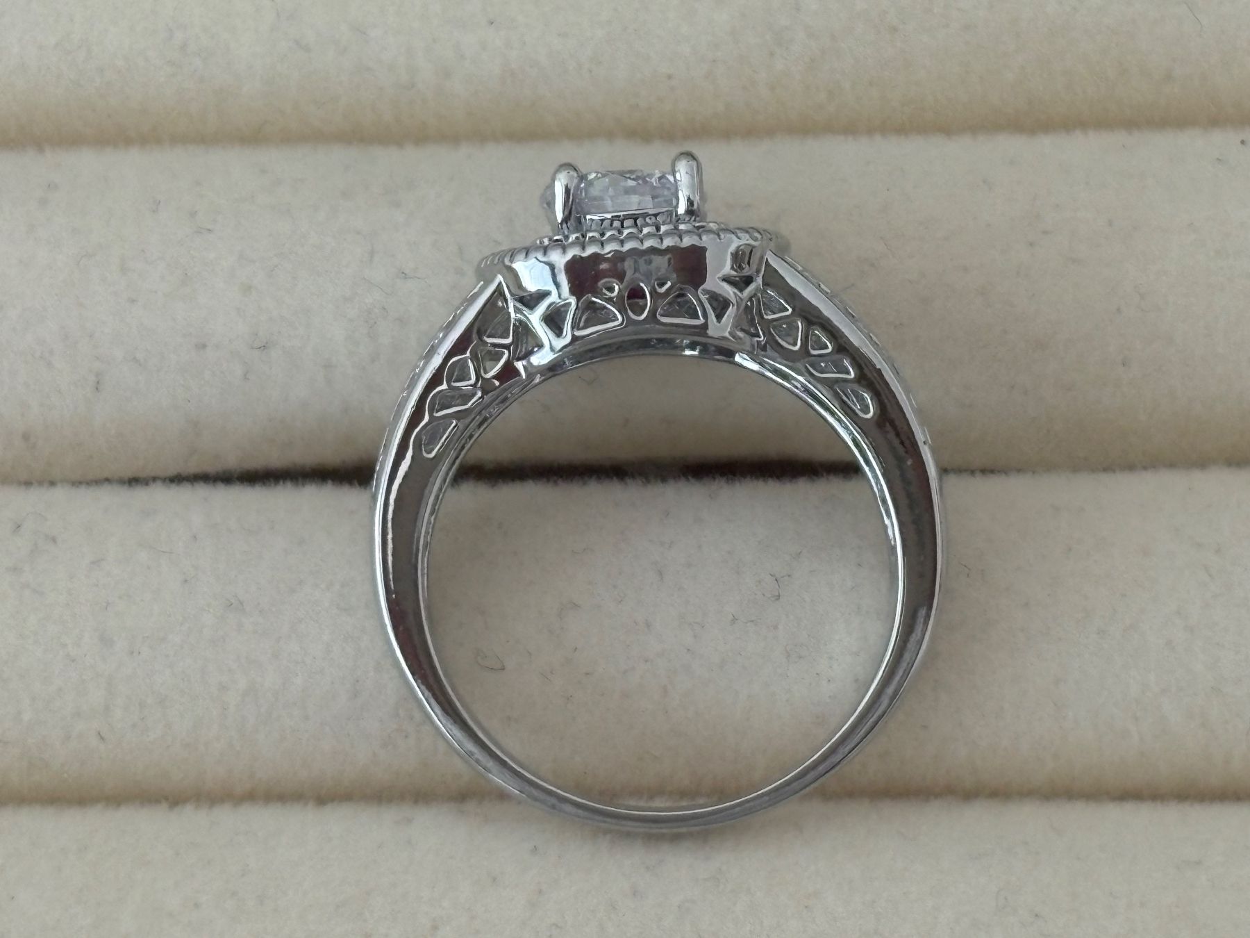 Bagues: Luxus Elegante Gr.19/9 Ring Farbe: Silber / Rot – Neuf (Voir description) à Biel-Bienne par Roserosse13 2