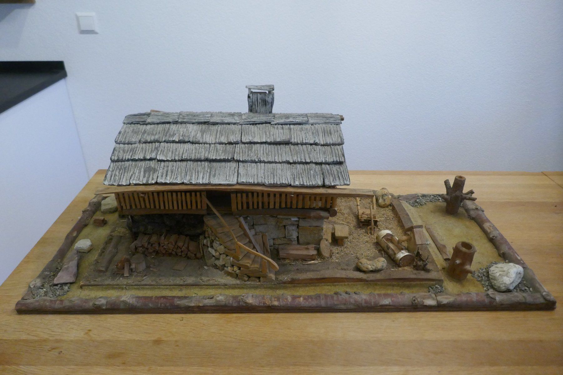 Articoli in legno: Schönes Holzhaus / Holzkrippe – Usato da Büsingen venduto da Scor88 1