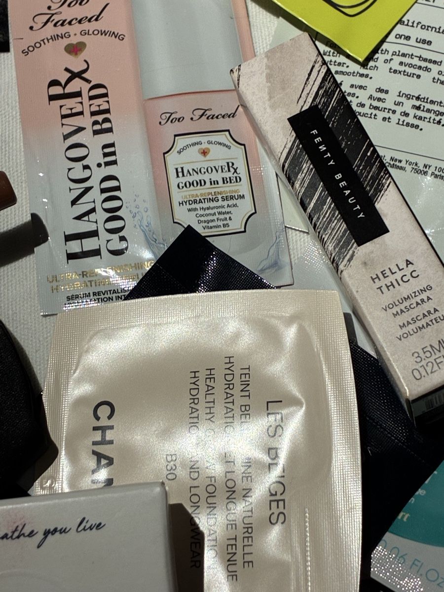 Soins du visage: Hübsche Stofftasche Givenchy gefüllt mit Proben - neu :-) – Neuf avec emballage d'origine à Niederglatt ZH par karinso 2