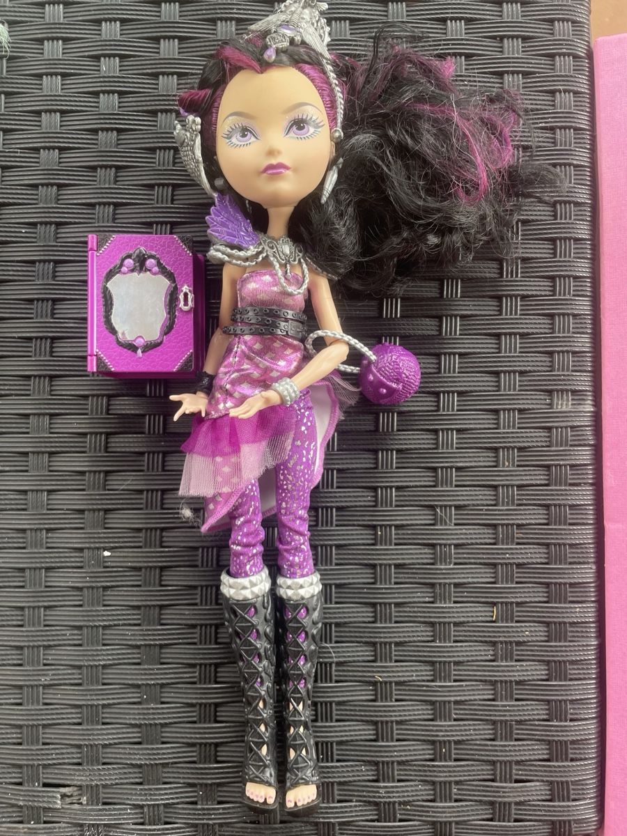 Poupées: Ever After High Raven Queen doll with accessories – D'occasion à Wolfhausen par fairyyve