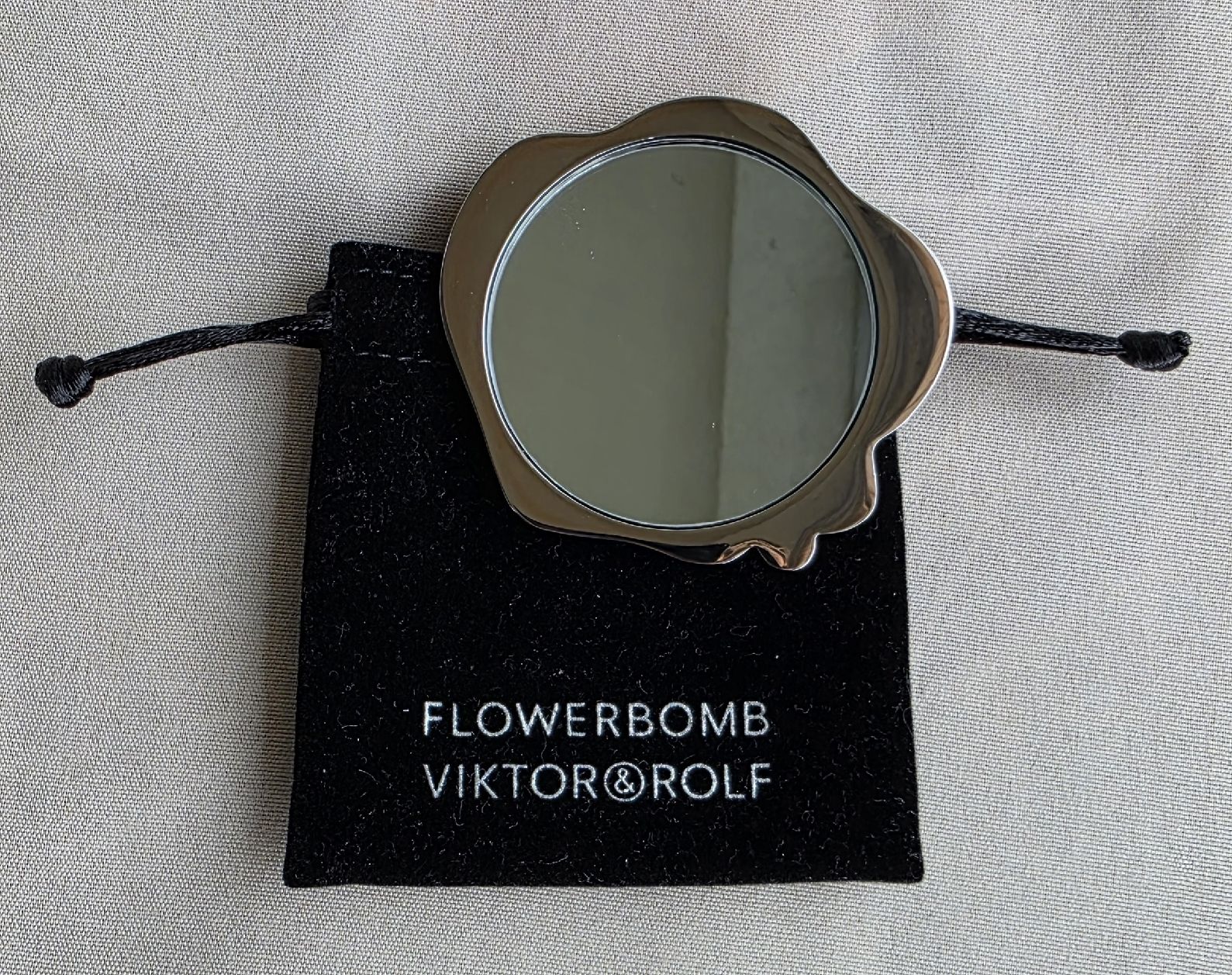 Specchi: Miroir de Poche Viktor&Rolf - Édition "Flowerbomb" – Nuovo (secondo la descrizione) da Cortaillod venduto da Amira_Nad