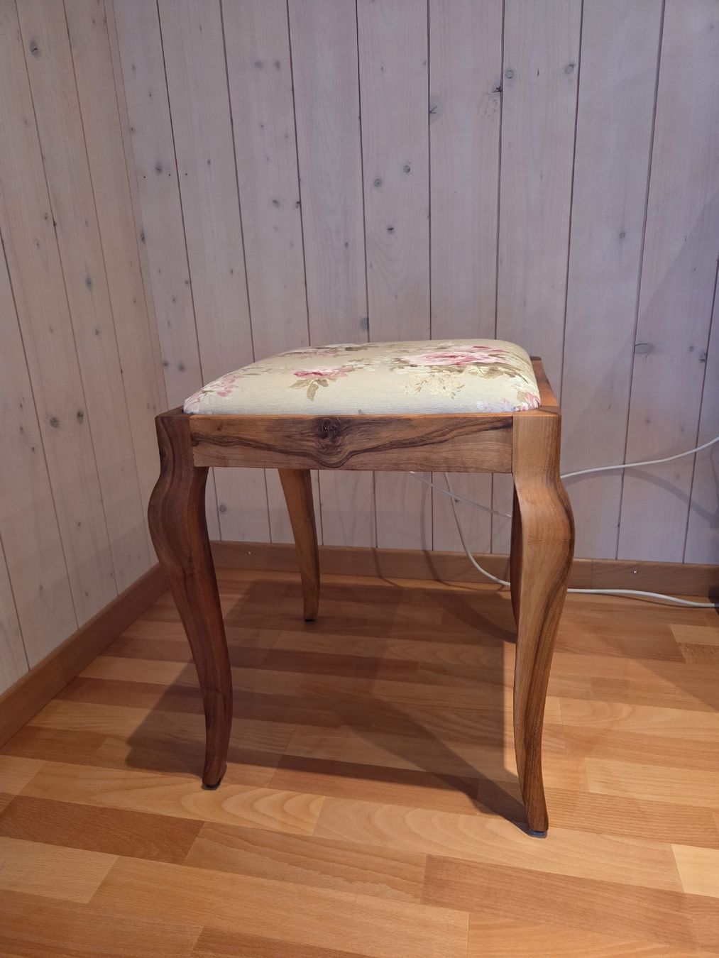 Tabourets: Hocker Nussbaum  – Neuf (Voir description) à Schüpfheim par AtelierHolz_Horn6170