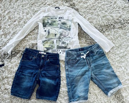 Junge Set 2 schort Gap und Levi’s 1 langarm Tschirt Sisley