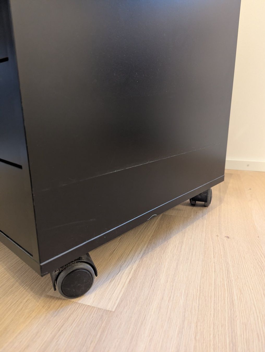 Ikea Commodes: IKEA Kommode schwarz auf Rollen – D'occasion à Wettingen par GinMod 4