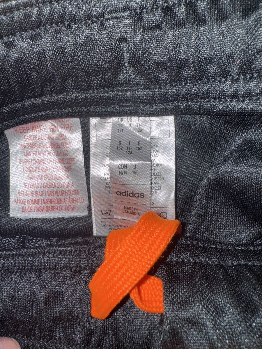 Adidas Lotti & Set di vestiti: Adidas-Trainingsanzug, Größe 152 – Usato da Aarburg venduto da Da-Lila 7