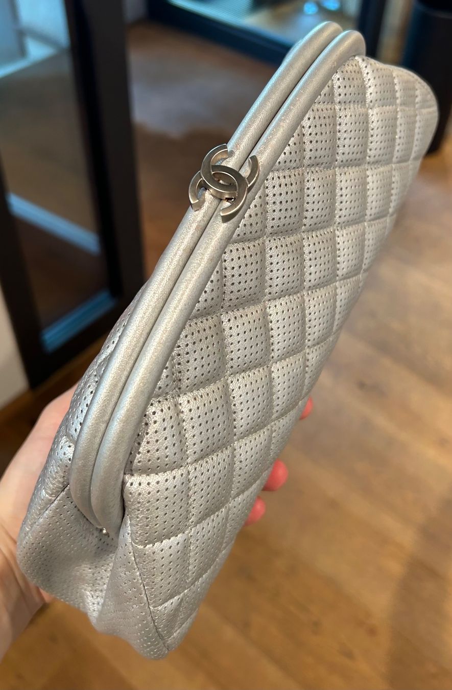 Chanel Taschen für Damen: Chanel silver timeless classic clutch – Gebraucht aus Rüschlikon von Tey_sl 1