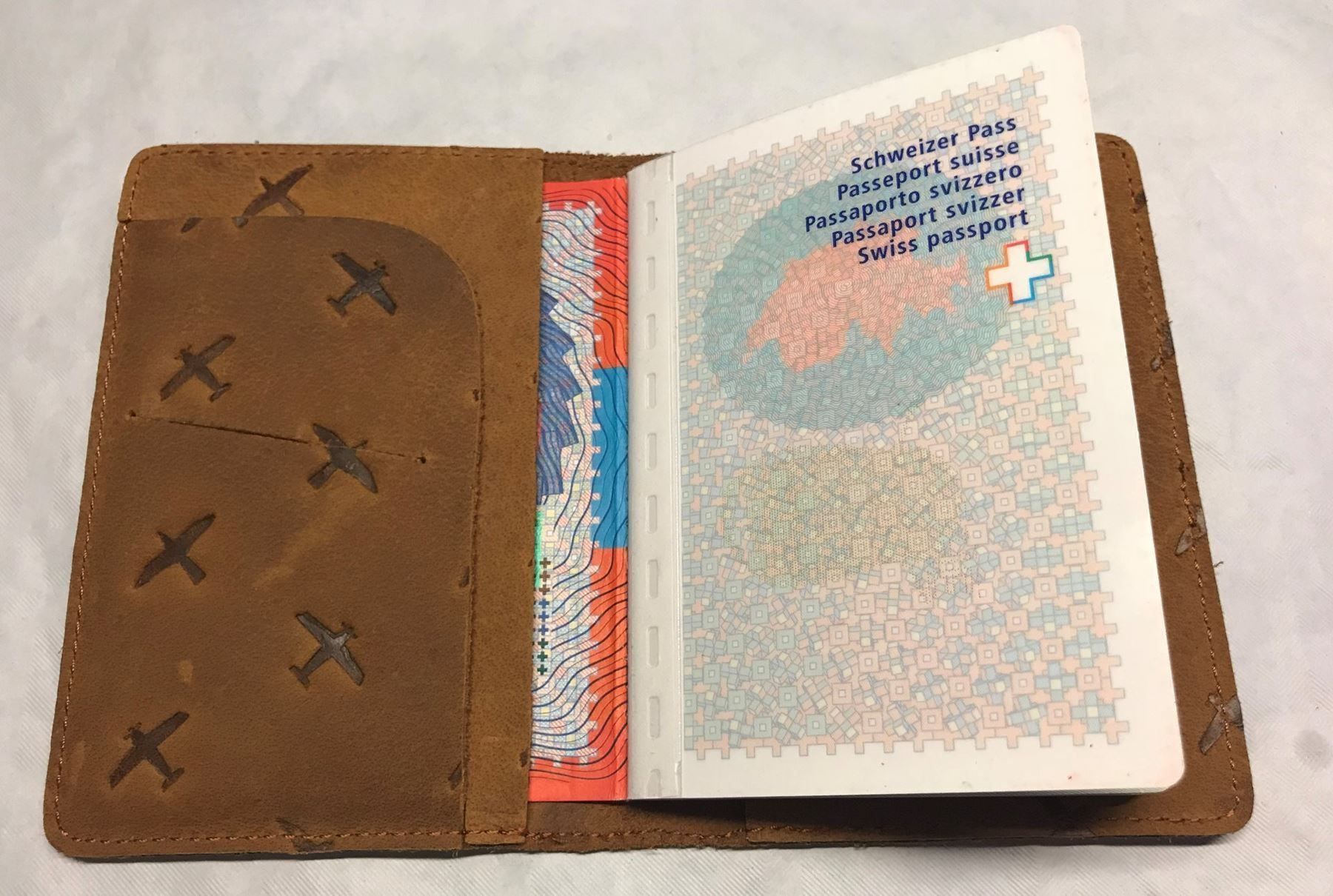 Altre valigie & borse da viaggio: Passhülle / Passport Cover Echt Leder – Nuovo e nell'imballaggio originale da Oberrüti venduto da siyito 1