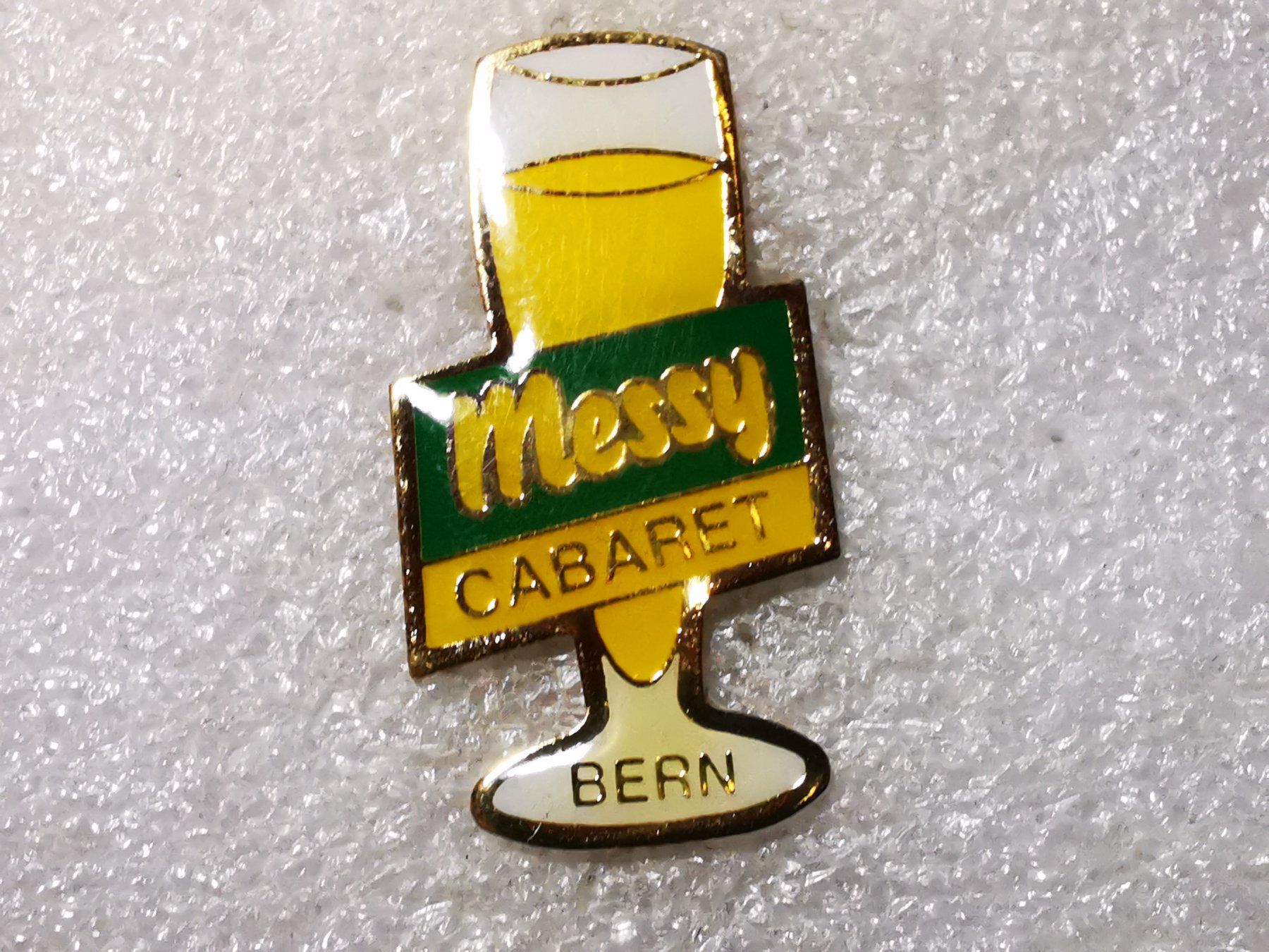 Placchette & Badge: Ansteckpin 78: Messy Cabaret Bern – Usato da Oppligen venduto da Pin-Fall-Shop