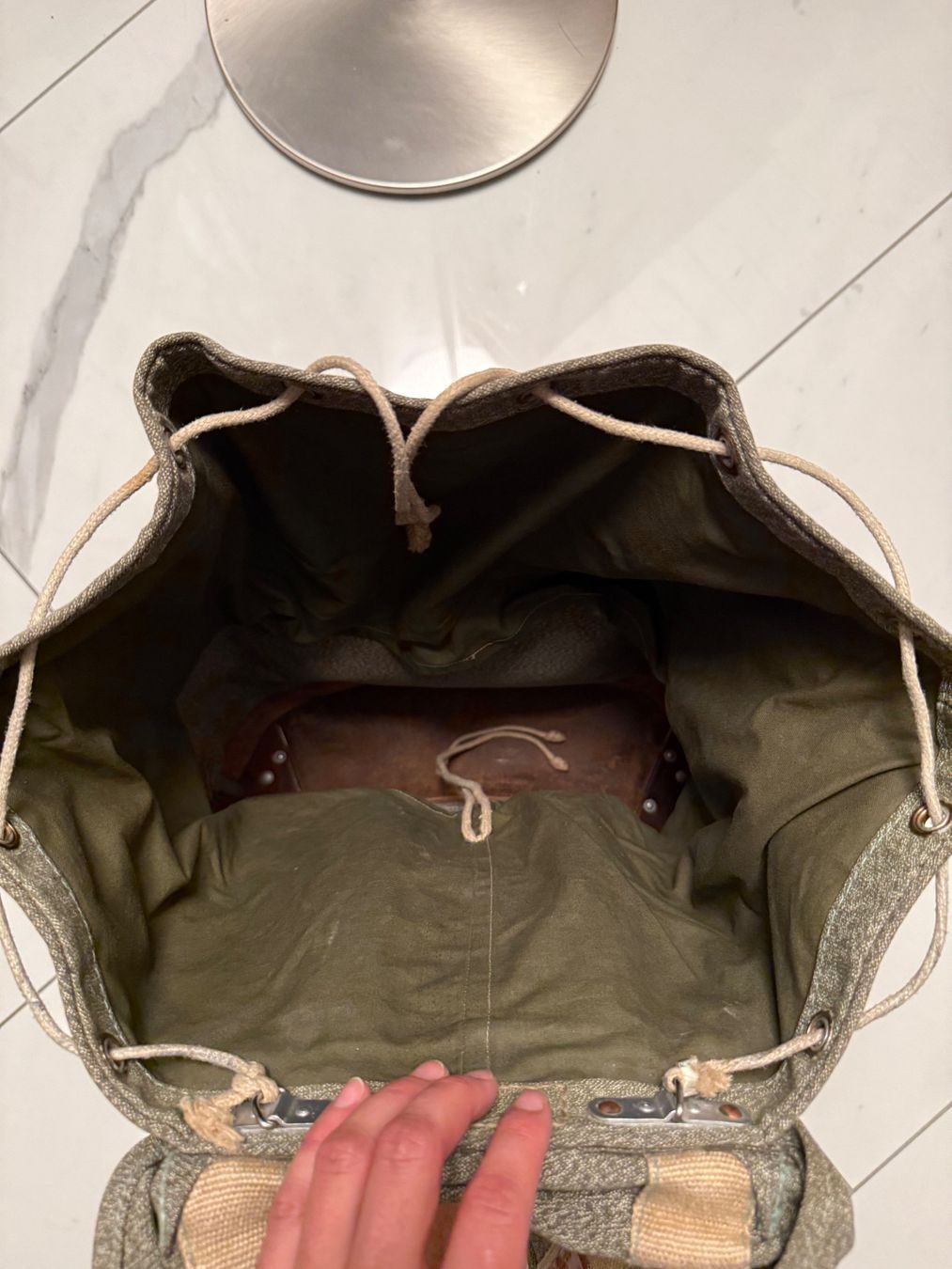 Zaini: Schweizer Militär Rucksack mit Regenhaube – Usato da Volketswil venduto da DekoShop24 3