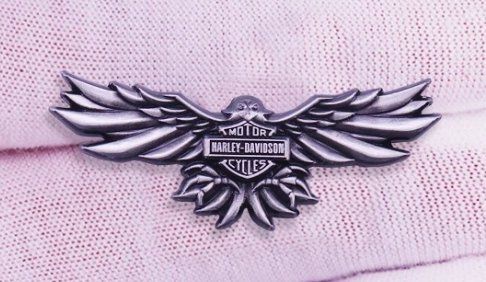 Harley-Davidson Broches & Aiguilles: Pin's Harley-Davidson Aigle Métal Argenté J122 – Neuf avec emballage d'origine à Allens par MADE.IN.ROCK.N.ROLL 2