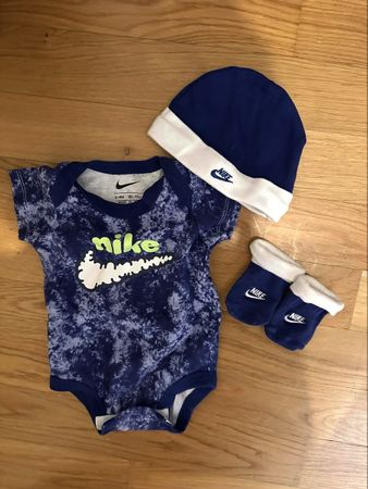 Nike Baby Set, Body, Mütze & Socken, Grösse 0-6M, wie NEU