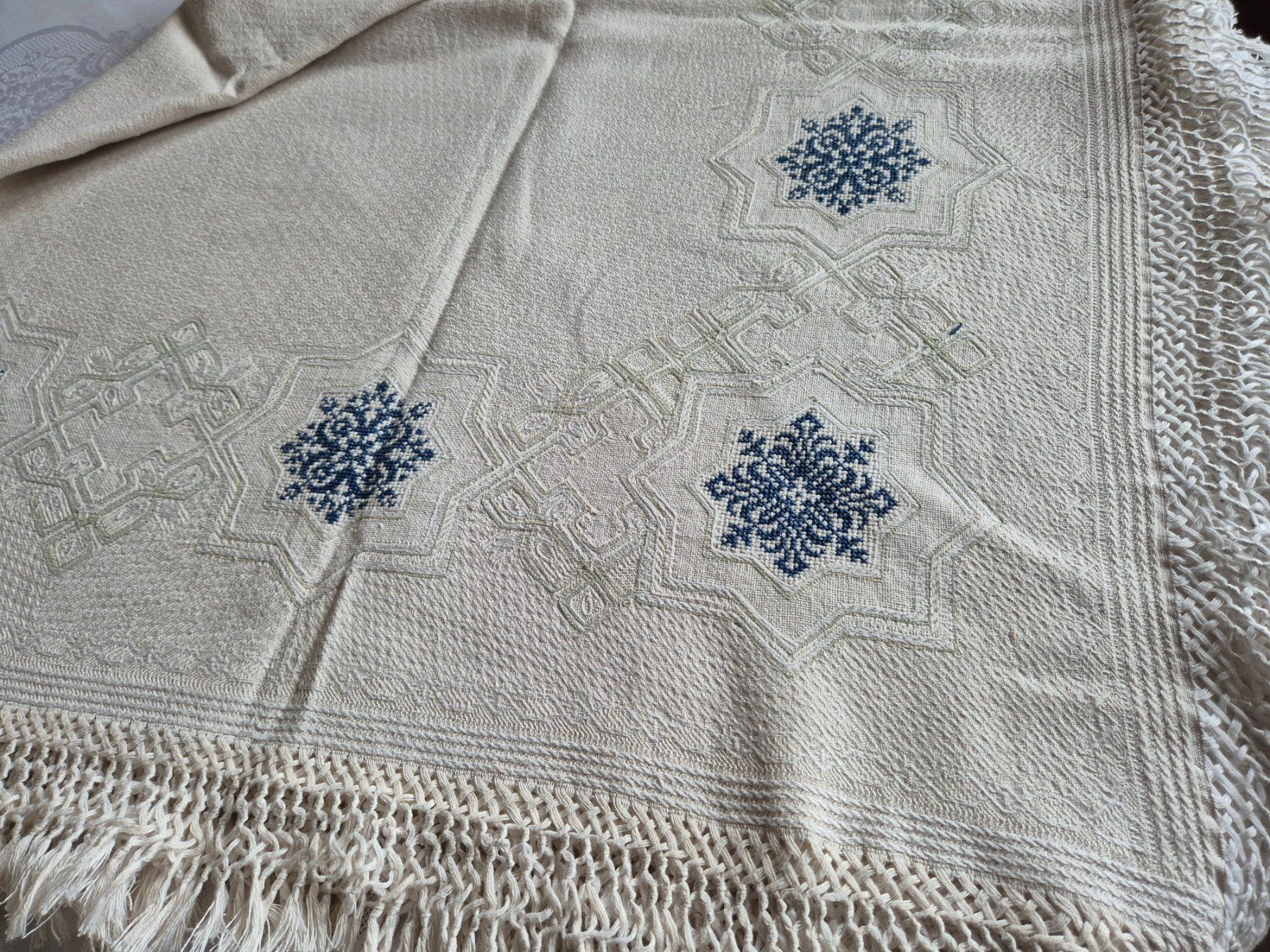 Altra biancheria da tavola: Handbestickte Tischdecke mit Fransen, Vintage – Usato da Bern venduto da aronari
