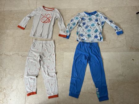 2 Pyjama Kinder, Grösse 122/128, Monster & Biene