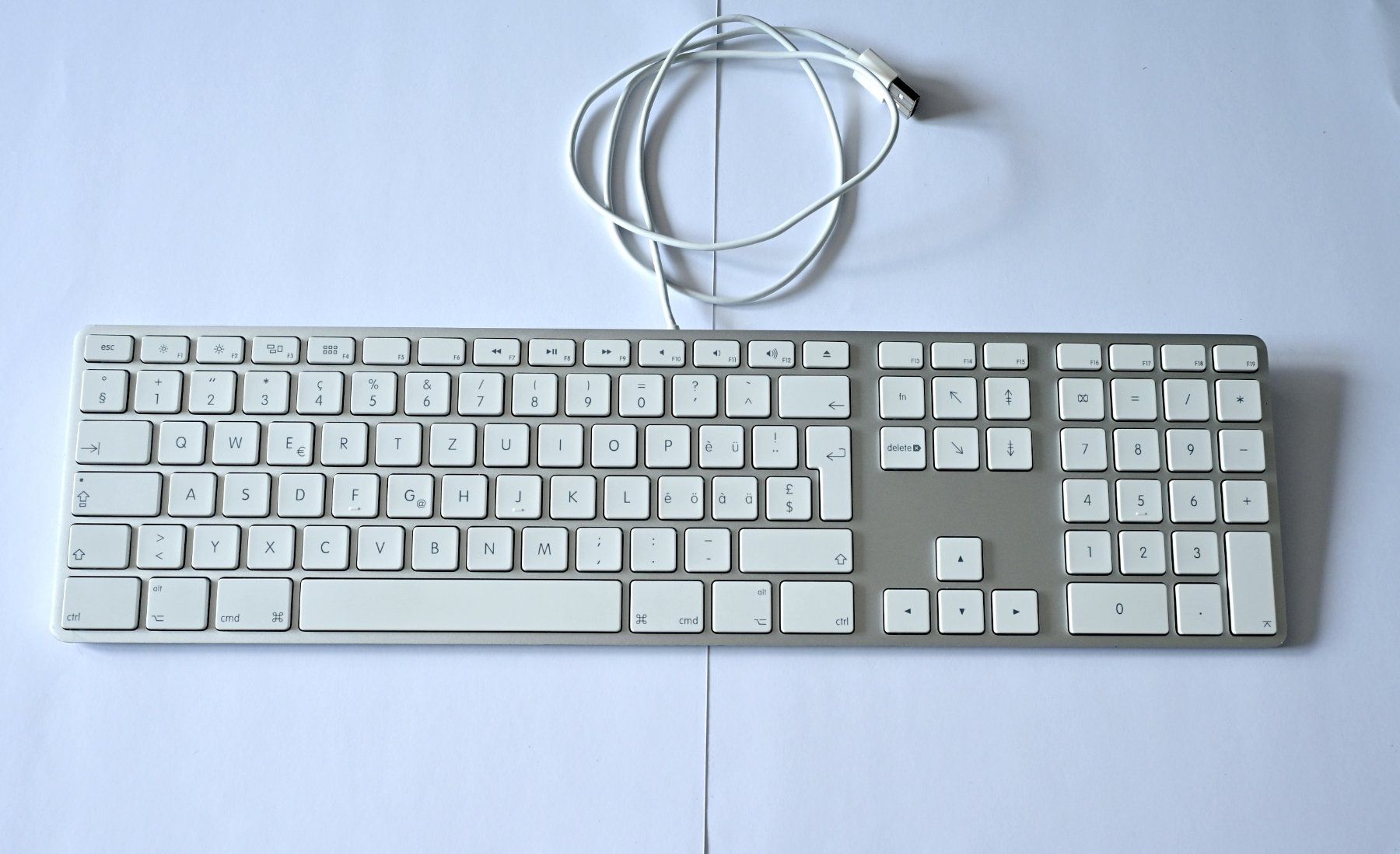 Apple Tastiere: Apple Tastatur für Mac mit USB-Kabel | Schweizer Layout – Usato da Scherz venduto da Neogeo5000