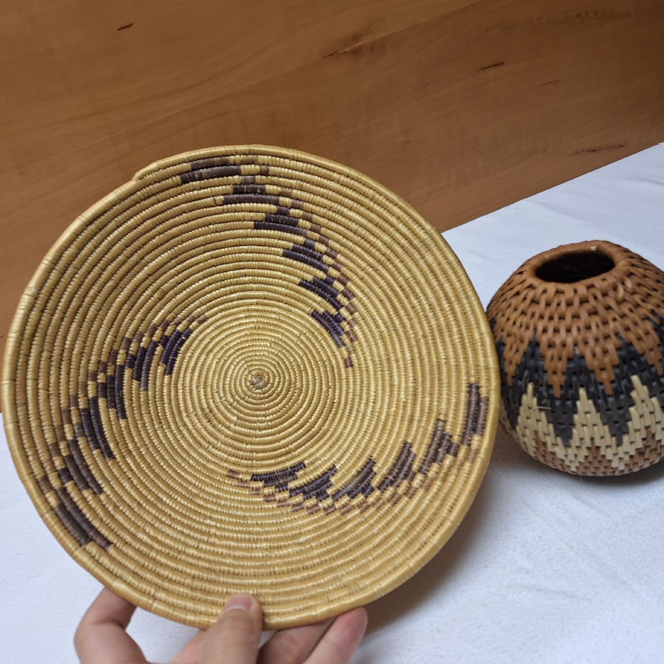 Tutte le decorazioni: Versand möglich! Afrikanisches Kräuterdösli &Flechtteller – Usato da Winterthur venduto da Goldpipau 2