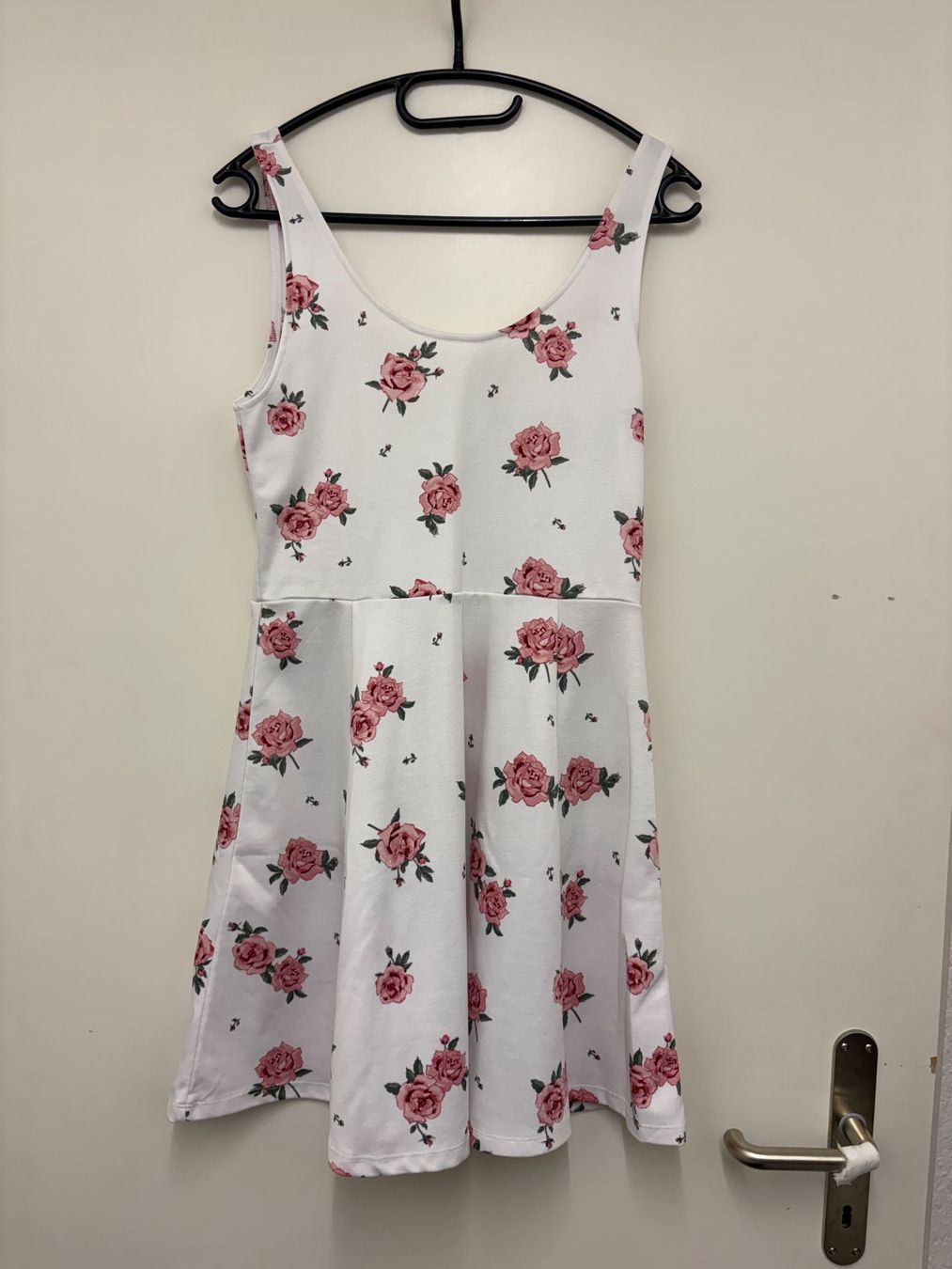 Kleider: Kleid weiss mit Rosenmuster Grösse M – Gebraucht aus Basel von Tierschutz-Flohmi