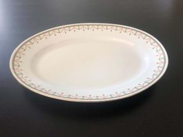 Grand plat de service ovale en porcelaine fine.
