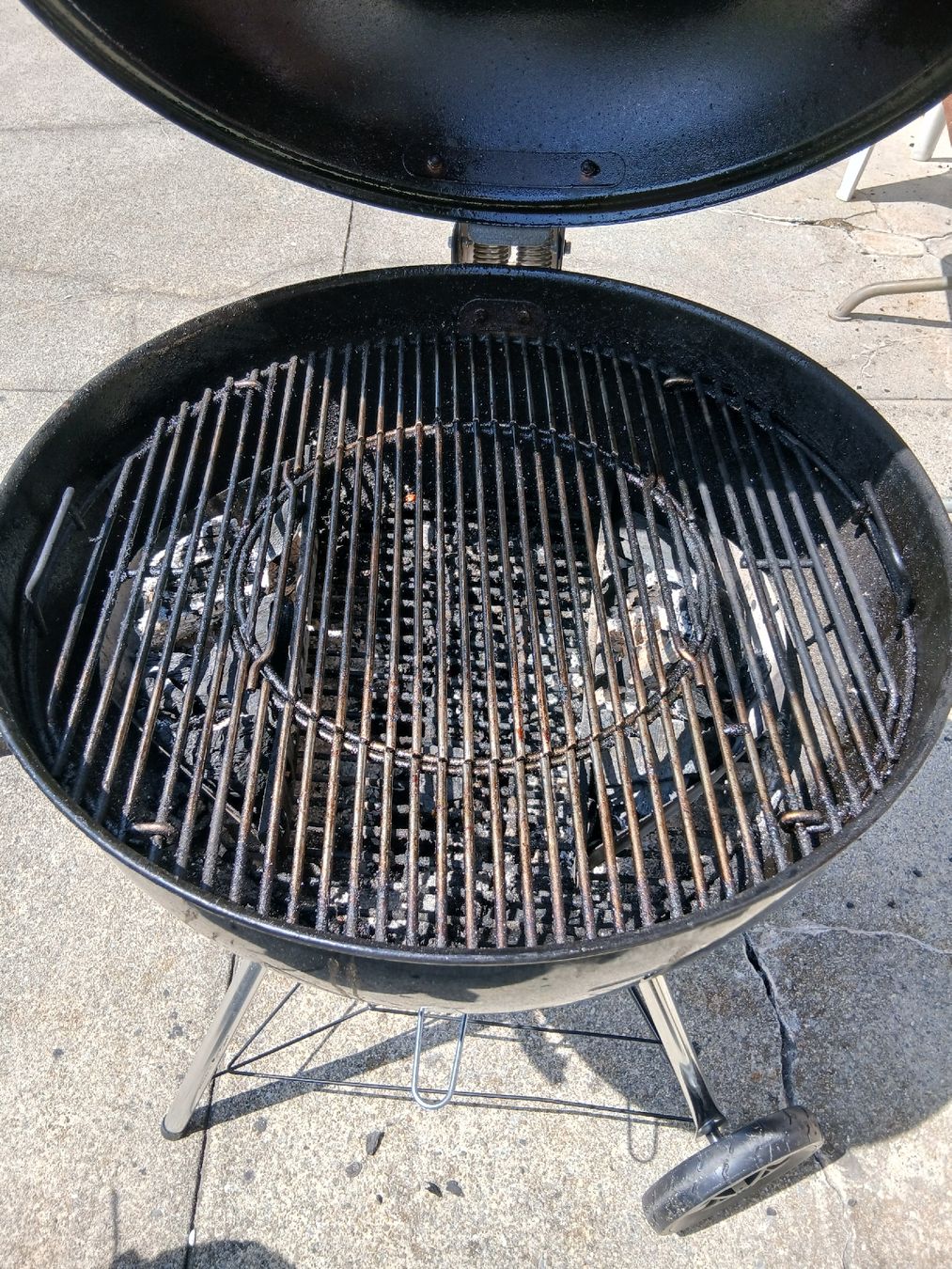 Weber Griglie: Weber Master-Touch Holzkohlgrill ø57cm – Usato da Stoos SZ venduto da hum_g8rq 3
