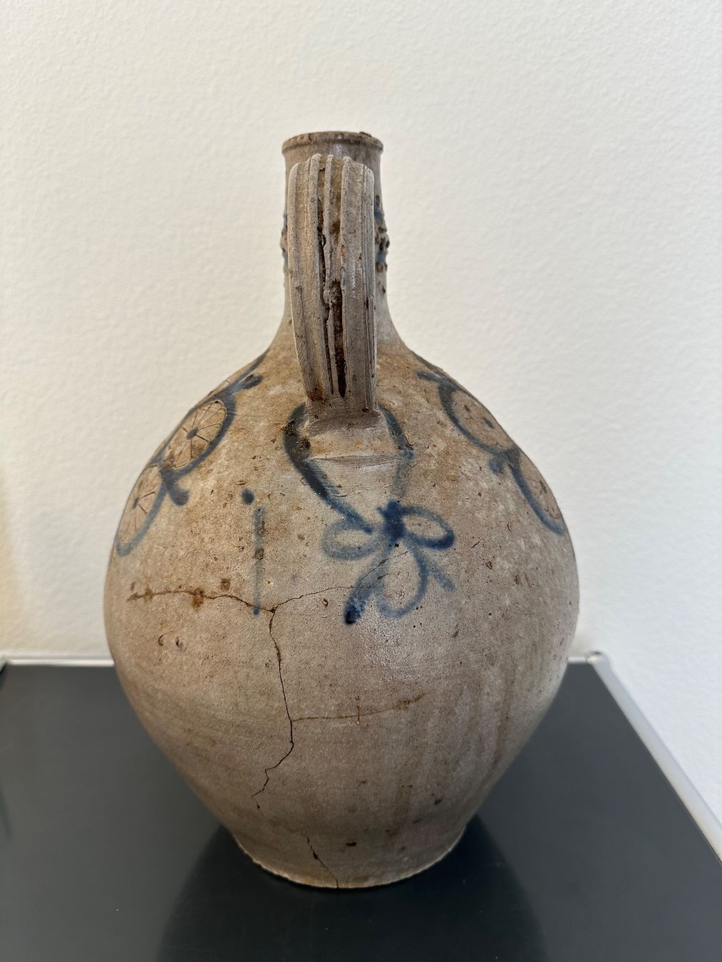 Caraffe: Antike Kugelkanne aus Steinzeug (Westerwald oder Betschdorf) – Usato da Basel venduto da Pulcinella34 1